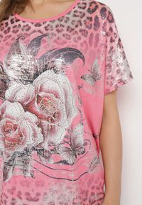 Born2be - Różowy Bawełniany T-shirt o Fasonie Nietoperza z Metalicznym Nadrukiem Brielltia. Okazja: na co dzień. Kolor: różowy. Materiał: bawełna. Wzór: nadruk. Styl: klasyczny, casual, elegancki #4