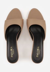 Born2be - Ciemnobeżowe Klasyczne Klapki na Obcasie Typu Klepsydra z Odkrytym Noskiem Briziana. Okazja: na co dzień, na spotkanie biznesowe. Kolor: beżowy. Sezon: lato. Obcas: na obcasie. Styl: klasyczny. Wysokość obcasa: średni #8