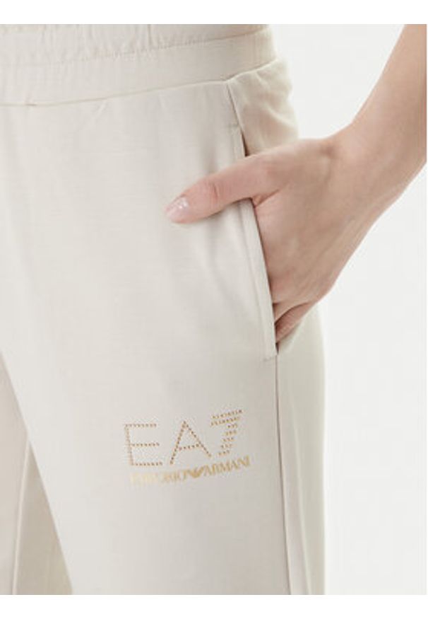 EA7 Emporio Armani Spodnie dresowe 8NTP66 TJ9RZ U1088 Beżowy Regular Fit. Kolor: beżowy. Materiał: syntetyk, wiskoza