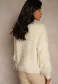 Renee - Beżowy Kardigan z Dzianiny z Wełną Imitującą Pióra z Perłowymi Guzikami Meviatta. Kolor: beżowy. Materiał: dzianina, wełna. Styl: glamour #5