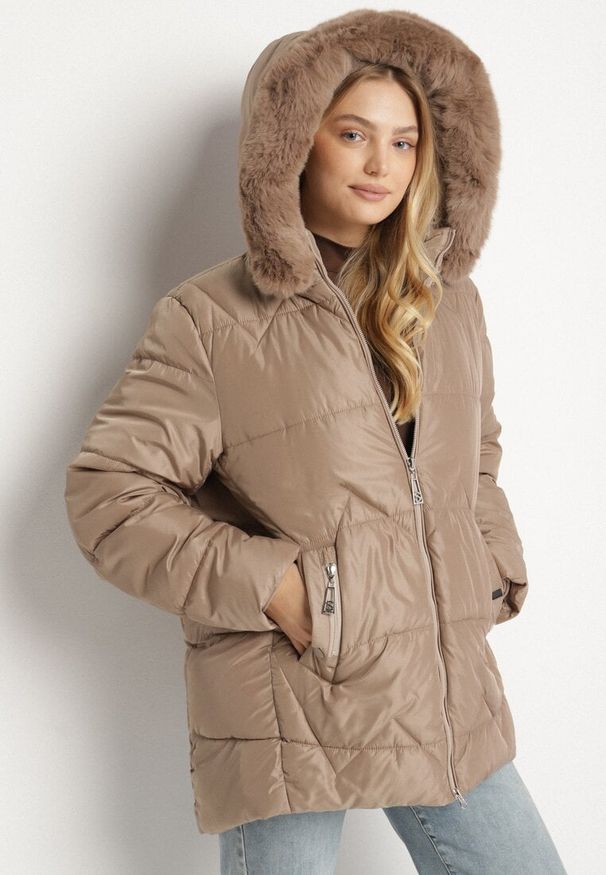 Born2be - Brązowa Pikowana Kurtka z Kapturem z Futerkiem Tevea. Okazja: na spacer, do pracy, na spotkanie biznesowe. Typ kołnierza: kaptur. Kolekcja: plus size. Kolor: brązowy. Materiał: futro. Styl: elegancki, klasyczny, biznesowy