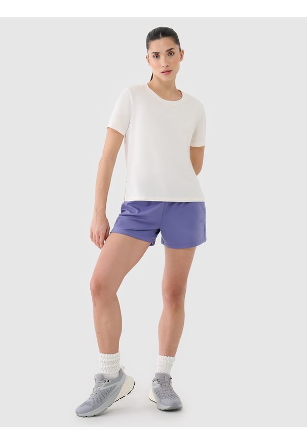 4f - 4F Koszulka treningowa oversize szybkoschnąca damska - biała S. Kolor: biały. Materiał: poliester, elastan, materiał, włókno, dzianina. Długość rękawa: krótki rękaw. Długość: krótkie. Wzór: ze splotem, gładki, jednolity. Sport: fitness