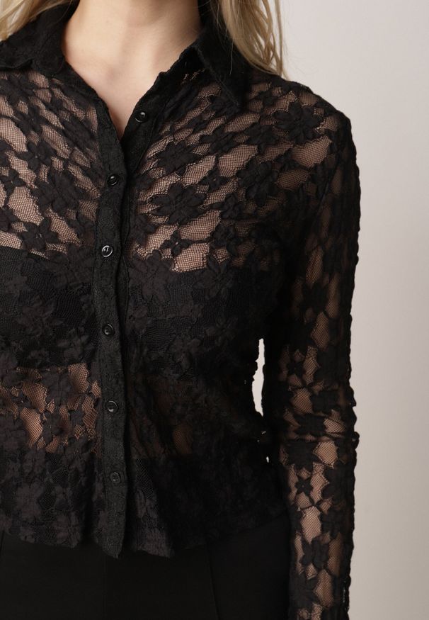 Born2be - Czarna Koszula Ozdobiona Koronką Lanelv. Okazja: na co dzień. Kolor: czarny. Materiał: koronka. Wzór: aplikacja, koronka. Styl: casual, klasyczny