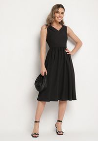 Born2be - Czarna Klasyczna Rozkloszowana Sukienka Vices Tolissela. Okazja: na co dzień. Kolor: czarny. Wzór: gładki, aplikacja. Styl: klasyczny #4