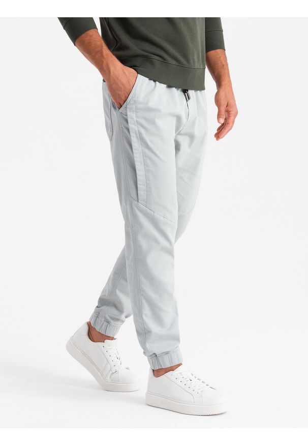 Ombre Clothing - Męskie dzianinowe spodnie joggery z ozdobną plisą – jasnoszare V3. Okazja: na co dzień. Kolor: szary. Materiał: dzianina. Długość: długie. Wzór: aplikacja, jednolity. Styl: casual