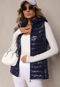 Renee - Granatowa Kamizelka Ozdobiona Pikowaniem i Kapturem Mivandra. Okazja: na co dzień. Typ kołnierza: kaptur. Kolor: niebieski. Materiał: jeans. Wzór: aplikacja. Styl: sportowy, casual, elegancki #3