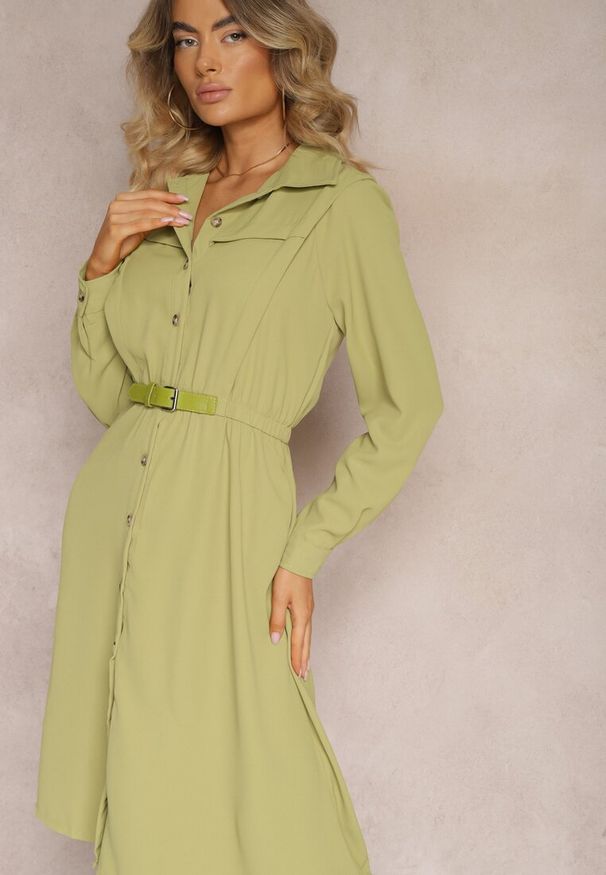 Renee - Jasnozielona Koszulowa Sukienka z Gumką w Pasie i Materiałowym Paskiem Giseria. Kolor: zielony. Materiał: materiał. Typ sukienki: koszulowe. Styl: klasyczny, elegancki