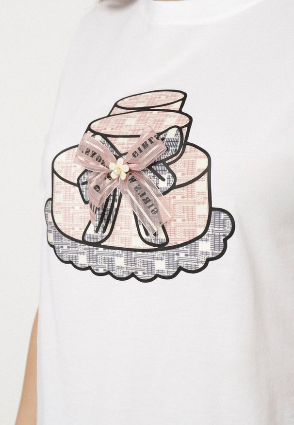 Born2be - Biały T-shirt z Bawełny Ozdobiony Nadrukiem i Kokardą 3D Sanathien. Typ kołnierza: kokarda. Kolor: biały. Materiał: bawełna. Wzór: aplikacja, nadruk. Styl: klasyczny