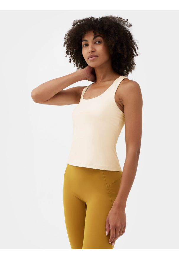 4f - Crop top do jogi szybkoschnący damski. Kolor: beżowy. Materiał: dzianina, materiał, elastan. Sport: joga i pilates