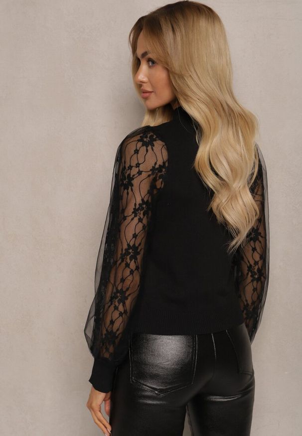 Renee - Czarny Golf ze Wstawkami z Siateczki na Rękawach Yelira. Okazja: na co dzień. Typ kołnierza: golf. Kolor: czarny. Materiał: jeans. Wzór: aplikacja. Styl: casual