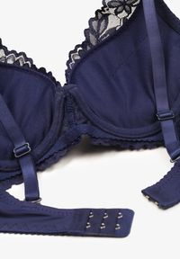 Renee - Granatowy Biustonosz Push-Up Ozdobiony Koronką z Odpinanymi Regulowanymi Ramiączkami Oanessa. Kolor: niebieski. Materiał: koronka. Rodzaj stanika: odpinane ramiączka, push-up. Wzór: aplikacja, koronka