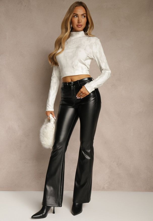 Renee - Biała Marszczona Bluzka Longsleeve z Półgolfem Ralinda. Typ kołnierza: kołnierzyk stójkowy. Kolor: biały. Materiał: jeans. Długość rękawa: długi rękaw. Długość: długie. Wzór: aplikacja. Styl: elegancki