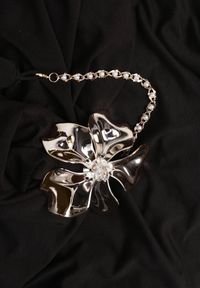 Renee - Czarny Marszczony Top Halter z Łańcuszkiem i Kwiatem Przy Dekolcie Idivanna. Okazja: na imprezę. Typ kołnierza: dekolt halter. Kolor: czarny. Materiał: jeans. Wzór: kwiaty. Styl: elegancki #5