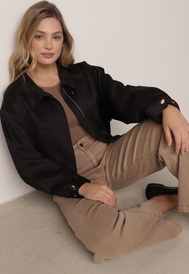 Born2be - Czarna Kurtka Typu Bomberka Ozdobiona Kołnierzykiem Tellavan. Okazja: na co dzień. Kolor: czarny. Materiał: poliester, jeans. Wzór: aplikacja. Styl: casual