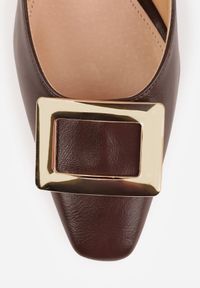 Born2be - Brązowe Czółenka Vices ze Skórzaną Wkładką i Prostokątną Aplikacją Berisse. Okazja: na co dzień, na spotkanie biznesowe, do pracy. Kolor: brązowy. Materiał: skóra. Wzór: aplikacja. Obcas: na obcasie. Styl: casual, biznesowy, elegancki, klasyczny. Wysokość obcasa: średni #9