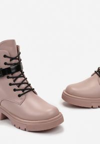 Born2be - Różowe Botki Workery Ozdobione Paskiem z Klamrą Madhus. Okazja: na co dzień. Zapięcie: klamry. Kolor: różowy. Wzór: aplikacja. Styl: casual #3