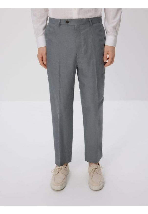 Reserved - Spodnie garniturowe z lnem - jasny zielony. Kolor: zielony. Materiał: len