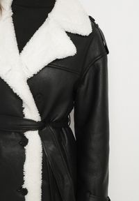 Born2be - Czarny Dwurzędowy Płaszcz z Imitacji Skóry z Wiązanym Paskiem i Futrem Guritte. Okazja: na co dzień. Typ kołnierza: golf. Kolor: czarny. Materiał: skóra, futro. Długość rękawa: długi rękaw. Długość: długie. Styl: klasyczny, casual, elegancki #2