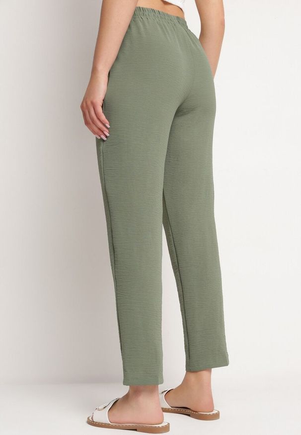Born2be - Zielone Spodnie Wiązane Troczkiem w Pasie ze Zwężającymi się Nogawkami Starila. Okazja: na co dzień. Kolor: zielony. Materiał: len. Styl: casual, wakacyjny, elegancki