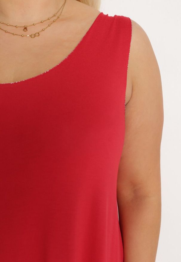 Born2be - Czerwona Wiskozowa Sukienka na Ramiączkach Ozdobiona Metaliczną Nicią Nevina. Okazja: na co dzień. Kolekcja: plus size. Kolor: czerwony. Materiał: wiskoza. Długość rękawa: na ramiączkach. Wzór: aplikacja. Typ sukienki: proste, dla puszystych. Styl: casual
