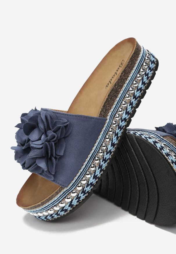 Born2be - Granatowe Klapki z Kwiatowym Zdobieniem i Nitami Phinelaia. Okazja: na co dzień. Kolor: niebieski. Wzór: aplikacja, kwiaty. Sezon: lato. Styl: casual, elegancki