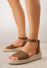 Renee - Ciemnozielone Sandały VICES z Imitacji Zamszu na Niskim Plecionym Koturnie Anameda. Okazja: na co dzień. Zapięcie: pasek. Kolor: zielony. Materiał: zamsz. Wzór: haft. Obcas: na koturnie. Styl: casual #3