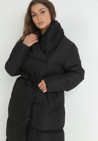 Born2be - Czarna Kurtka Długa Pikowana z Wiązanym Paskiem Clysa. Typ kołnierza: kołnierzyk stójkowy. Kolor: czarny. Materiał: materiał. Długość: długie. Sezon: zima #5