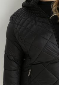 Born2be - Czarna Kurtka Długa Pikowana z Kapturem Conn. Typ kołnierza: kaptur. Kolor: czarny. Długość: długie #6