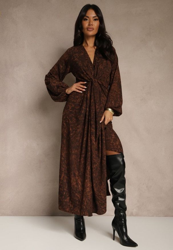 Renee - Brązowa Sukienka z Rozcięciem na Nogę Ozdobiona Marszczeniem Zozanne. Okazja: na co dzień. Kolor: brązowy. Wzór: aplikacja. Styl: casual