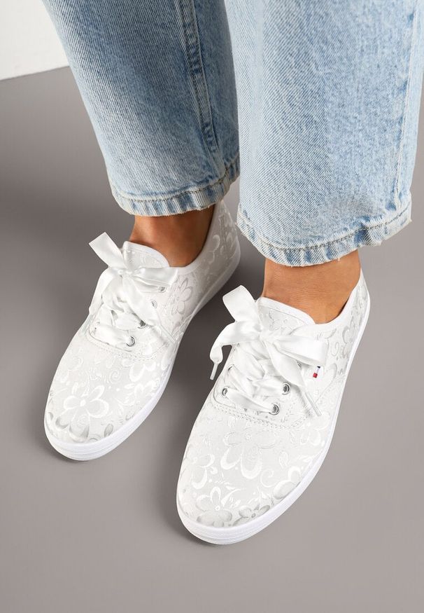 Born2be - Białe Tenisówki w Kwiatowy Wzór Telanilisa. Okazja: na co dzień. Kolor: biały. Materiał: jeans. Wzór: kwiaty. Styl: klasyczny, casual