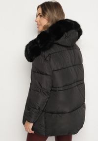 Born2be - Czarna Kurtka z Pikowanymi Przeszyciami i Kapturem z Futerkiem Galiadia. Okazja: na co dzień, na spacer. Kolor: czarny. Materiał: futro. Styl: klasyczny, casual, sportowy #5