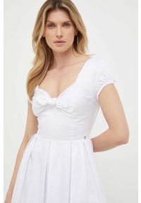 Guess sukienka kolor biały mini rozkloszowana. Kolor: biały. Materiał: tkanina. Długość rękawa: krótki rękaw. Typ sukienki: rozkloszowane. Długość: mini #4