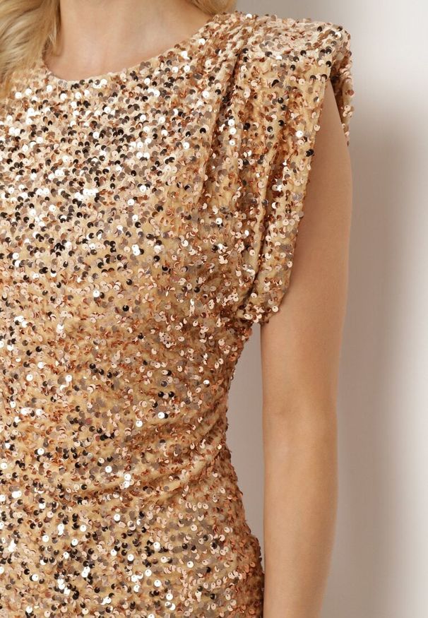 Born2be - Złota Cekinowa Sukienka o Dopasowanym Kroju z Usztywnionymi Ramionami Cealina. Kolor: złoty. Typ sukienki: dopasowane. Styl: elegancki, klasyczny