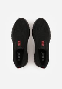 Born2be - Czarno-Czerwone Buty Sportowe Sneakersy Ozdobione Napisem Gallego. Okazja: na co dzień. Kolor: czarny. Wzór: aplikacja, napisy #2