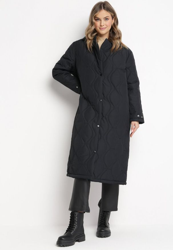 Born2be - Czarny Długi Płaszcz Kurtka z Kołnierzem i Pikowaniem Semere. Kolor: czarny. Długość: długie