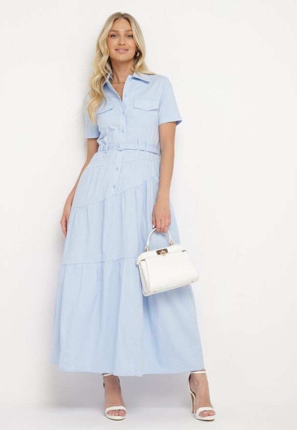 Born2be - Niebieska Taliowana Sukienka z Bawełny w Koszulowym Stylu z Imitacją Kieszeni Masefia. Okazja: na co dzień. Kolor: niebieski. Materiał: bawełna. Wzór: aplikacja. Typ sukienki: koszulowe. Styl: elegancki, casual, wizytowy