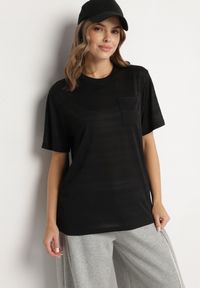 Born2be - Czarna Koszulka o Klasycznym Kroju z Kieszonką Mairalissa. Okazja: na spotkanie biznesowe, do pracy, na co dzień. Kolor: czarny. Materiał: jeans. Wzór: aplikacja. Styl: klasyczny #7