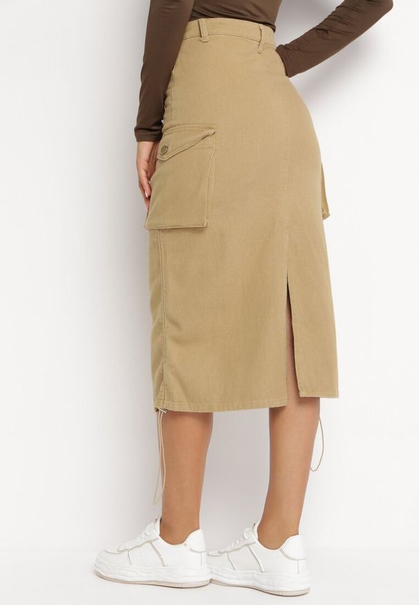 Born2be - Beżowa Spódnica Cargo Midi ze Ściągaczami i Paskiem Elsane. Kolor: beżowy