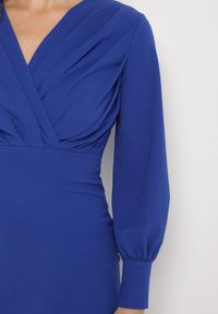 Born2be - Niebieska Dopasowana Sukienka Koktajlowa z Kopertowym Dekoltem Redalia. Okazja: na imprezę. Typ kołnierza: dekolt kopertowy. Kolor: niebieski. Typ sukienki: kopertowe. Styl: wizytowy #6