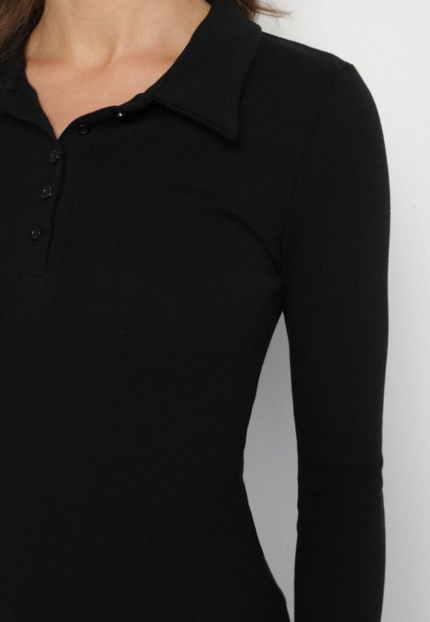 Born2be - Czarna Bawełniana Bluzka Prążkowana z Kołnierzykami i Guzikami Aneses. Okazja: na co dzień. Typ kołnierza: kołnierzyk klasyczny. Kolor: czarny. Materiał: bawełna, prążkowany. Styl: casual, sportowy, klasyczny