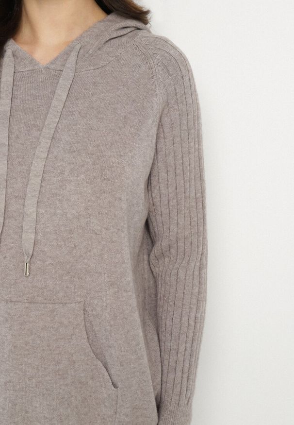 Born2be - Ciemnobrązowy Sweter z Kapturem i Kieszenią z Domieszką Kaszmiru Neriele. Okazja: na co dzień. Typ kołnierza: kaptur. Kolor: brązowy. Materiał: kaszmir. Wzór: aplikacja. Styl: casual