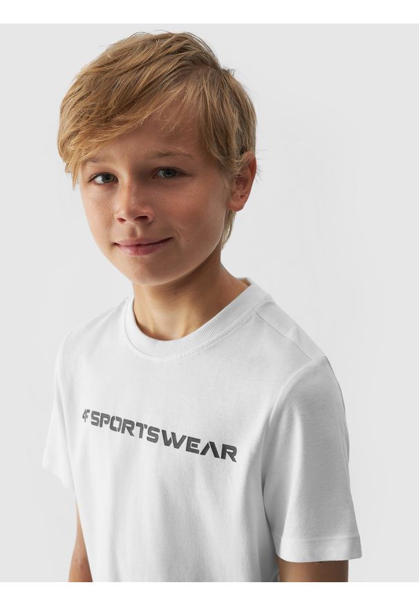 4f - 4F T-shirt regular z nadrukiem chłopięcy - biały 128 (7-8 lat). Okazja: na co dzień. Kolor: biały. Materiał: bawełna, jersey, dzianina. Długość rękawa: krótki rękaw. Długość: krótkie. Wzór: napisy, gładki, ze splotem. Sezon: lato. Styl: sportowy, klasyczny, casual