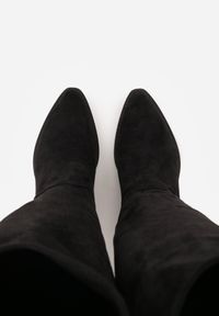 Born2be - Czarne Gładkie Kozaki Kowbojki z Imitacji Zamszu na Stożkowym Obcasie Karelia. Nosek buta: otwarty. Kolor: czarny. Materiał: zamsz. Wzór: gładki. Obcas: na obcasie. Wysokość obcasa: średni #6