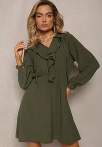 Renee - Zielona Mini Sukienka o Rozkloszowanym Fasonie z Falbankami i Gumką w Talii Beranzze. Typ kołnierza: kołnierz z falbankami. Kolor: zielony. Materiał: skóra. Długość rękawa: długi rękaw. Długość: mini #3