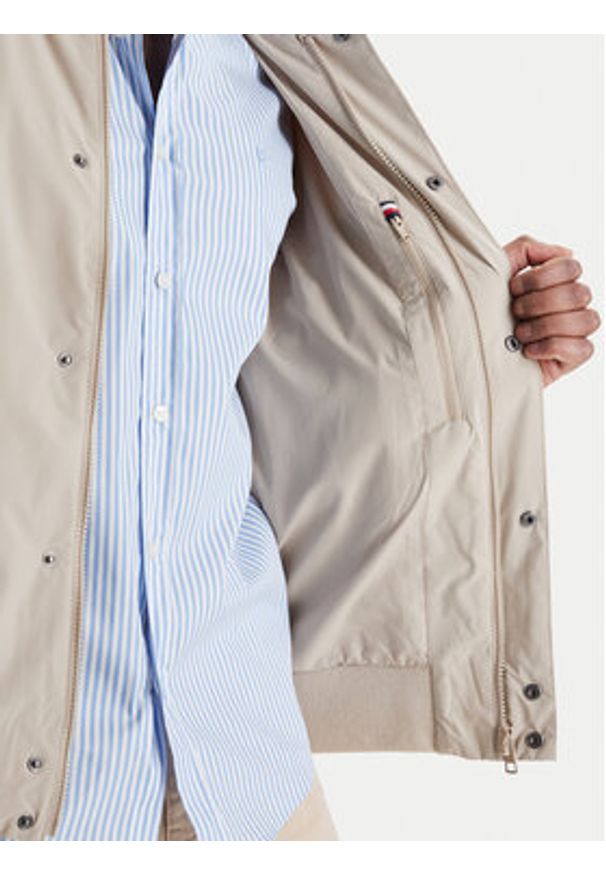 TOMMY HILFIGER - Tommy Hilfiger Kurtka bomber MW0MW36665 Beżowy Regular Fit. Kolor: beżowy. Materiał: syntetyk