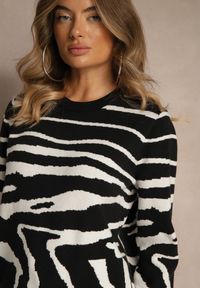 Renee - Czarny Klasyczny Sweter w Zebrę Unarella. Okazja: na co dzień. Kolor: czarny. Wzór: motyw zwierzęcy. Styl: klasyczny #3