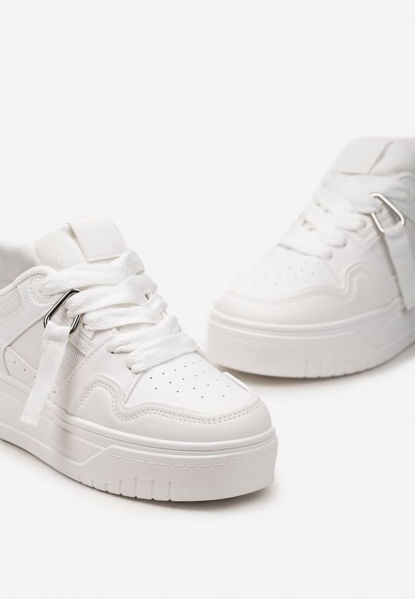 Renee - Białe Sneakersy na Niskiej Platformie z Zawieszką i Ozdobnymi Sznurówkami Salam. Okazja: na co dzień, na spacer. Zapięcie: sznurówki. Kolor: biały. Materiał: jeans. Sezon: lato, wiosna. Obcas: na platformie. Sport: turystyka piesza