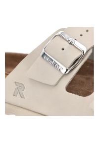 Klapki Damskie Rieker, cholewka skóra naturalna gładka dwa szerokie paski z metalowymi klamrami odkryte palce regulowane zapięcie. Okazja: na spacer, na co dzień. Kolor: szary. Materiał: skóra. Wzór: gładki, paski. Sezon: lato. Styl: casual, wakacyjny #9