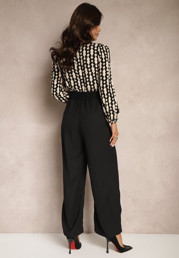 Renee - Czarno-Beżowy Kopertowy Kombinezon z Prostymi Nogawkami i Wzorzystą Górą z Paskiem w Talii Tinorielle. Okazja: do pracy, na spotkanie biznesowe. Kolor: czarny. Materiał: tkanina. Styl: biznesowy, klasyczny, elegancki