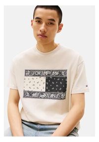Tommy Jeans T-Shirt Paisley Flag DM0DM20810 Beżowy Relaxed Fit. Kolor: beżowy. Materiał: bawełna. Wzór: paisley #6